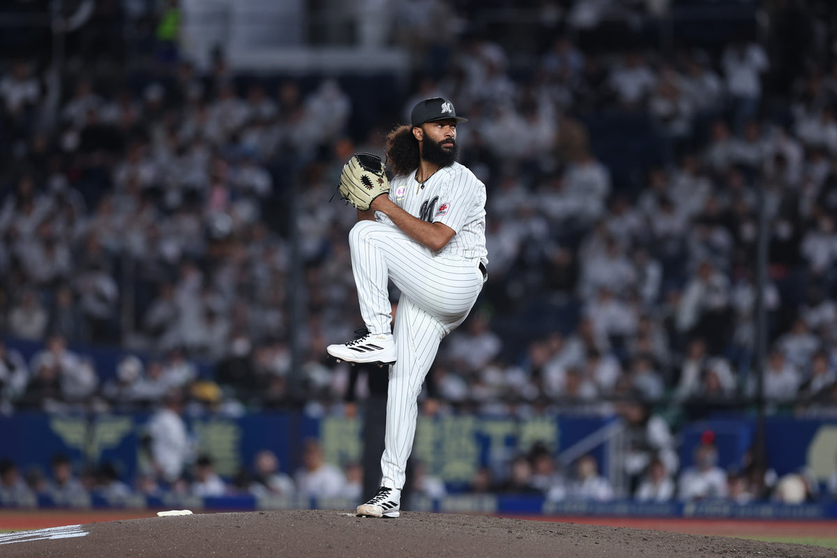 ZOZOマリンスタジアムで和牛JBの野球グラブを使用して投球フォームを見せる千葉ロッテマリーンズ アンドレ・ジャクソン選手|JB-001|日本のグラブメーカー|ボールパークドットコム