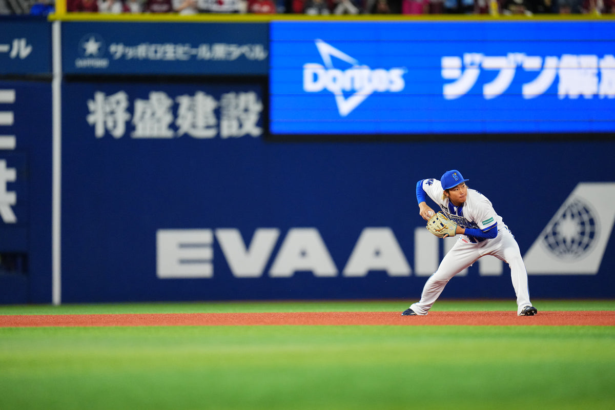 横浜DeNAベイスターズ 石上泰輝選手が和牛JB JB-006Tのグラブで守備をする様子|日本のグラブメーカー|ボールパークドットコム