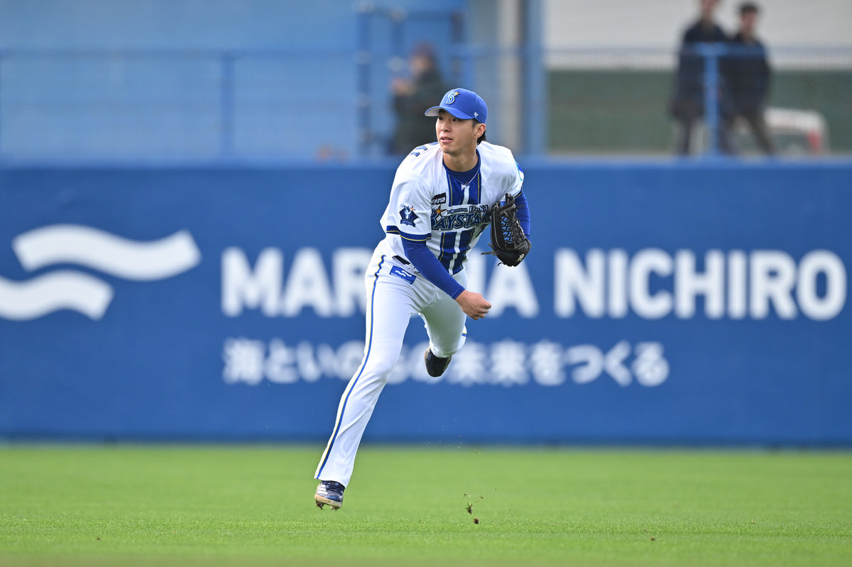 横浜DeNAベイスターズ 度会隆輝選手が和牛JB JB-009のグラブを使用してプレーする様子|日本のグラブメーカー|ボールパークドットコム