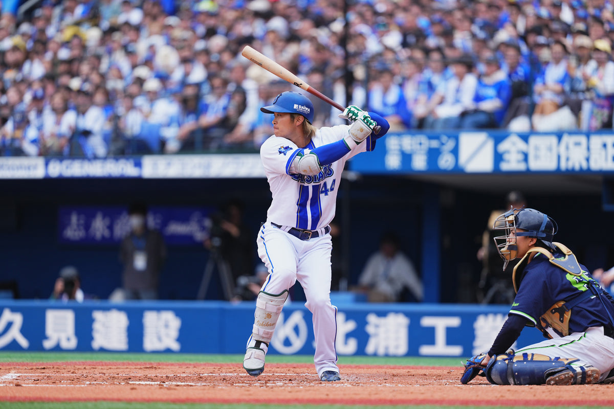 横浜DeNAベイスターズ 石上泰輝選手が和牛JBのバットを使用しバッターボックスで構える姿｜日本のグラブメーカー｜ボールパークドットコム