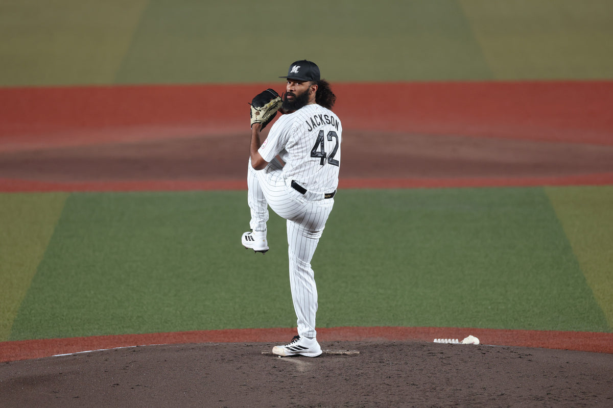 千葉ロッテマリーンズ アンドレ・ジャクソン選手がZOZOマリンスタジアムで和牛JBの野球グラブを使用して投球する姿｜JB-001｜日本のグラブメーカー｜ボールパークドットコム