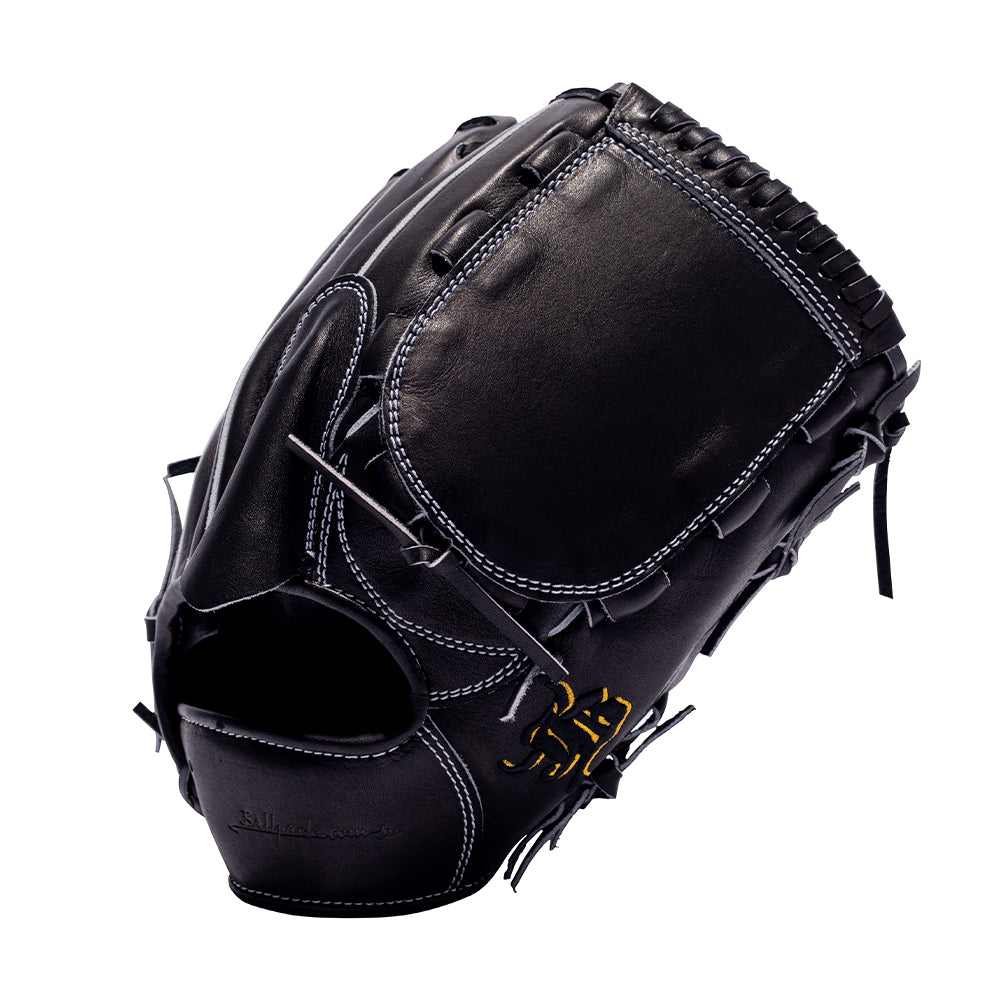 WAGYU JB（和牛JB）硬式用投手用グラブ JB-001Y。ブラックカラーの単体商品写真